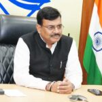 मुख्य सचिव आनंद बर्द्धन ने प्रदेश में झुग्गी बस्तियों के पुनर्विकास से सम्बंधित बैठक ली